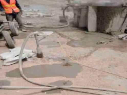 娄星水泥混凝土路面板底注浆技术 路面脱空注浆整治方案