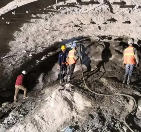 娄星拱顶带模注浆料的施工流程及注意事项